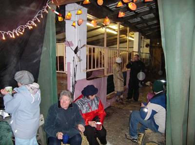 Eine schne Tradition in Oesterholz ist es reihum ein Adventsfenster zu ffnen. Am Sonntag den 20. Dezember 2009 luden von der CDU Barbara Bruns, Frank Fritschi und Ansgar Hoffmann dazu in die Scheune hinter dem Roseneck.