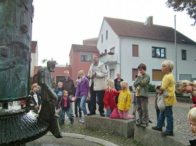 Zur Abendwanderung im Rahmen der Ferienspiele fanden sich rund 40 Kinder und 20 Erwachsene.