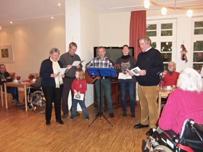 Adventsfeier im Kreisaltenheim Oesterholz 2014. Die Feier gestalteten: Uta Köster, Dr. Rezia Gieffers, Horst Flüter, Christian und Tara Beckmann, Bodo Kibgies und Ansgar Hoffmann.