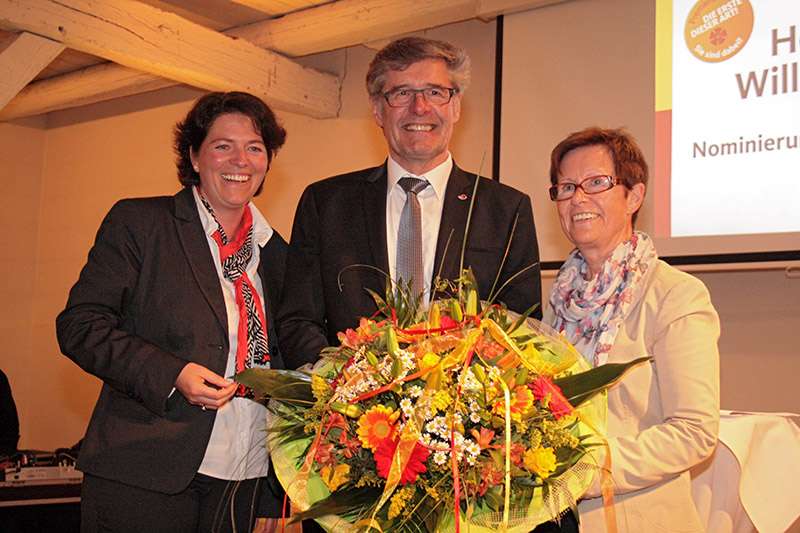 Freut sich über das hervorragende Abstimmungsergebnis bei der Aufstellungsversammlung: Landrat Friedel Heuwinkel (Mitte) mit Ehefrau Marie-Luise (re.) und der CDU-Kreisvorsitzenden Kerstin Vieregge (li.) 