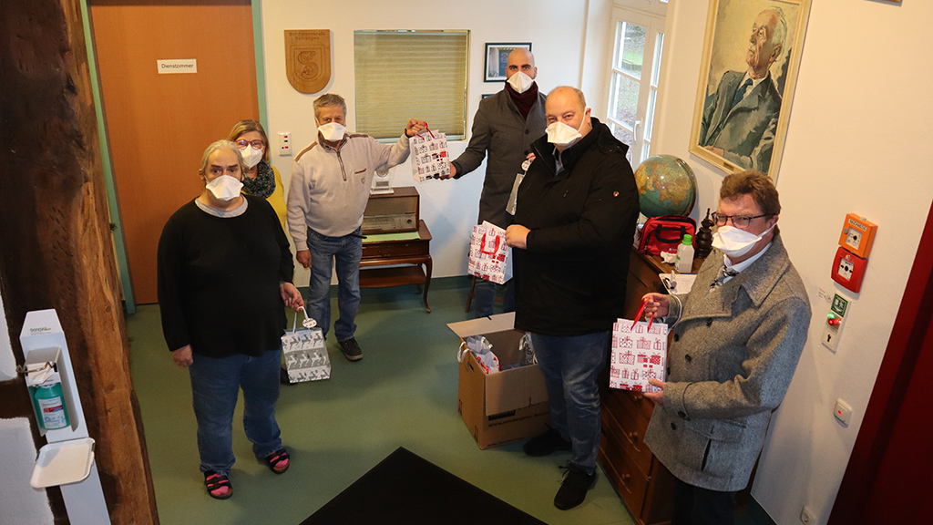 bergabe von Weihnachtsprsenten an die Bewohner und Mitarbeiter durch die CDU Schlangen. Kreissenioreneinrichtung Oesterholz, Foto: Uwe Pax.