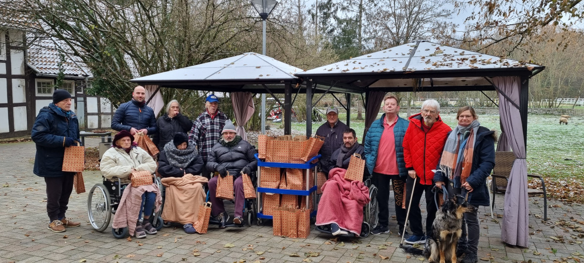 Ein Weihnachtsgru an das Kreisseniorenheim. Hannes Schoodt (3.v.l) berreichtkleine Prsente an Bewohner:innen und Mitarbeiter:innen.  Foto: Sina Gurcke