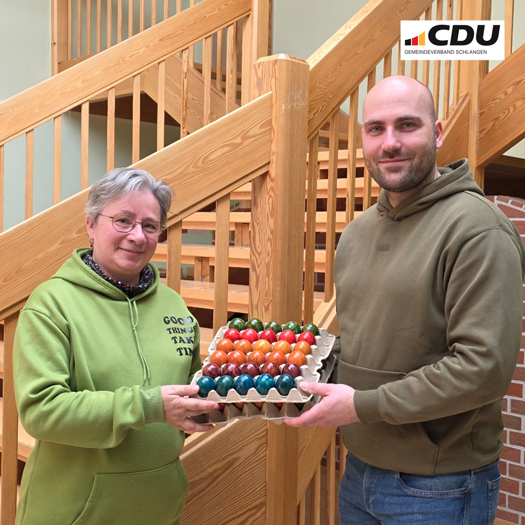 [Frau Engel - Einrichtungsleitung Kindertagesst�tte Schlangen-Kohlst�dt �Strothestrolche�; Hannes Schoodt - Vorsitzender CDU Gemeindeverband Schlangen]